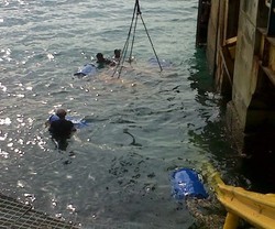 Begini Sulitnya Evakuasi Truk Tapioka yang Nyemplung di Laut Merak