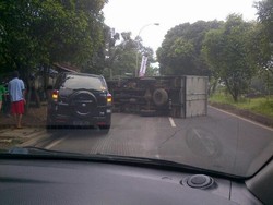 Truk Terguling di TB Simatupang Arah Pasar Rebo, Lalin Tersendat