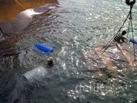 Truk Bermuatan Tepung Terjerembab  Di Laut 