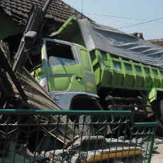 Truk Muat Pasir Seruduk Rumah Kanit Laka Polres Pasuruan