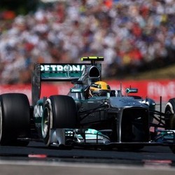 Hamilton Raih Kemenangan Pertama Musim Ini