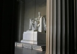 Duh! Patung Abraham Lincoln Dicat Hijau