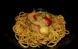 Bong Kopitown: Terperangkap Nikmatnya Nasi Penjara dan Mie Rendang Pedas