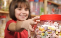 Gadis 12 Tahun Borong Permen dengan Cek Palsu Curian