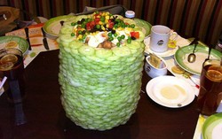 Kreasi Salad Menara Dibuat untuk Ambil Menu Salad Bar