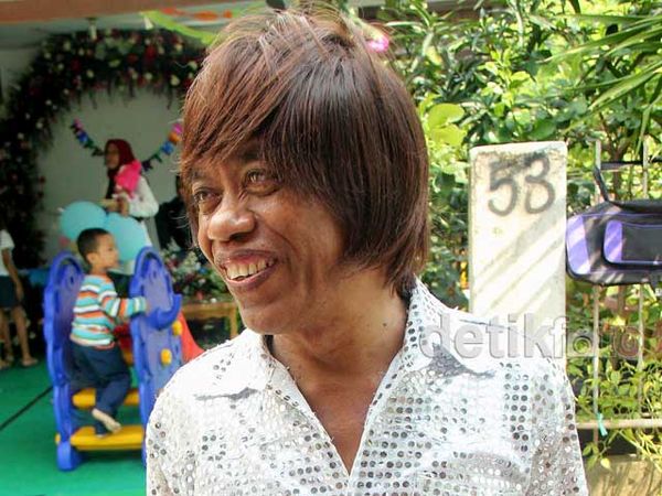 Pak Tarno Berkemeja Bling-bling