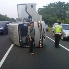 Mobil Antar Jemput Sekolah Terguling