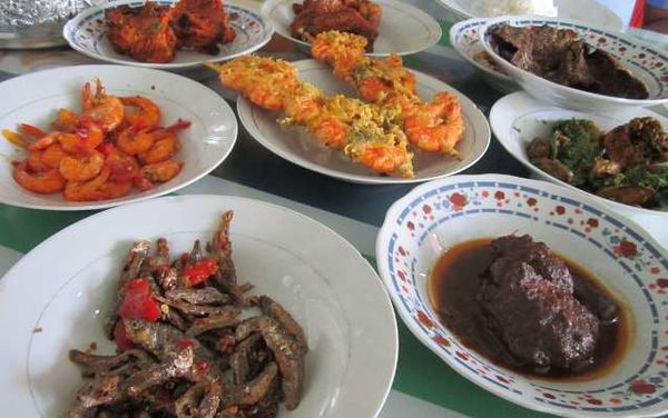 Lamaknyo Sambal Terong Jengkol di Rumah Makan Minang Raya