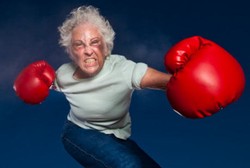 Nenek-nenek Perkasa, Menarik Truk Pakai Gigi Hingga Bunuh Serigala