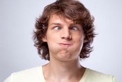 Alasan Ilmiah Kenapa Wanita Lebih Suka Pria Lucu Ketimbang Ganteng