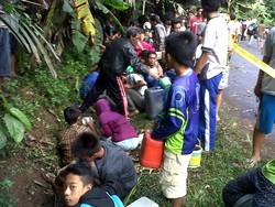 Pipa Pertamina Bocor Dibongkar Pencuri, Warga Tasik Berebutan Premium