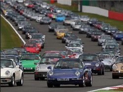 1.208 unit Porsche 911 = Rekor Dunia