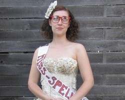  Kreatif, Si Kutu Buku Ini Menyulap Kertas Ensiklopedia Jadi Gaun Cantik