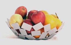 Wadah Buah Kaca dan Keramik Meriahkan Meja Jamuan Lebaran