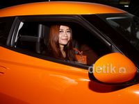 Aura Kasih dan Mobil Oranye Kesayangannya