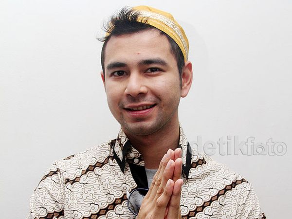Gaya Raffi Ahmad Berbatik
