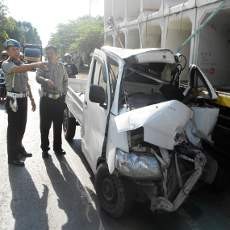 Tabrak Tronton, Pick Up Terseret Hingga Sopir Kritis