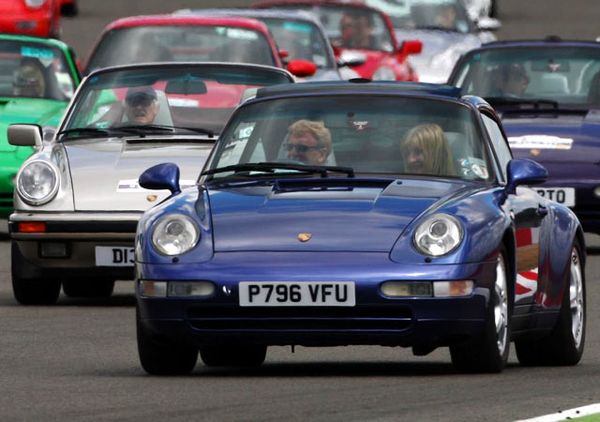 Porsche 911 Pecahkan Rekor Dunia