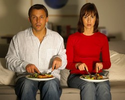 Ini Penyebab Orang Makan Lebih Banyak Saat Nonton TV