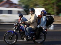 Kakorlantas Ingatkan Pemudik Soal Bahaya Bonceng Anak di Motor