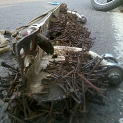 Ranjau Paku di Flyover Roxy Makin Mengerikan: 3 Kg dalam 400 Meter