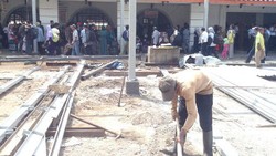 Pemudik Lebaran Disambut Renovasi Area Parkir di Stasiun Senen