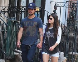 Taylor Lautner Pacaran dengan Aktris Berusia 6 Tahun Lebih Tua
