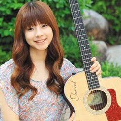 5 Solois KPop yang Eksis Bergitar