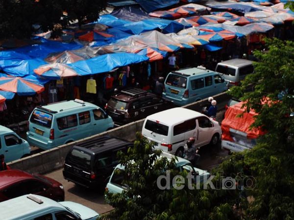 PKL Tanah Abang Nekat Berjualan