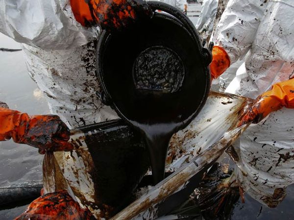 Tentara Bersihkan Tumpahan Minyak Mentah