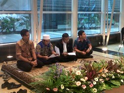 Dahlan Iskan Duet dengan Wali Band Hibur Anak Yatim