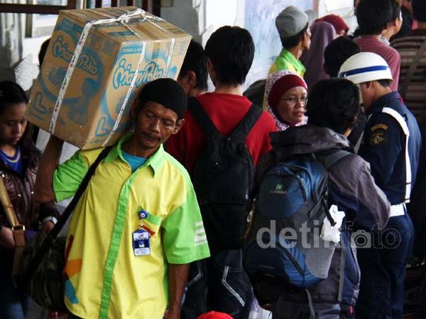 Pemudik Mulai Padati Stasiun Senen
