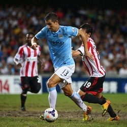 Tekad Kolarov Bertahan di City dan Rebut Hati Pellegrini