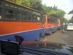 Sopir Demo, 150 Bus Metromini Diparkir di Depan Balai Kota, Lalu-Lintas Macet