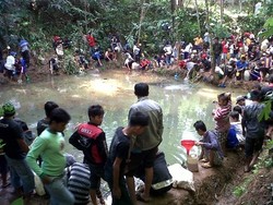 Pipa Pertamina Bocor, Ratusan Warga Berebutan Premium di Kolam Ikan