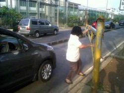 Perempuan Berambut Keriting Buka Paksa Portal Busway di Cipinang