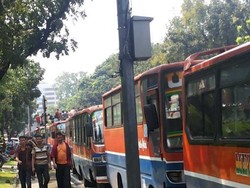 5 Penampakan Aneh Metro Mini yang Demo di Balai Kota DKI 