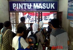 Kongkalikong dengan Oknum Petugas, Calo Tiket Tidak Takut