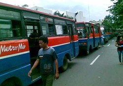 Ratusan Metro Mini Demo di Balai Kota, Penumpang Kebingungan