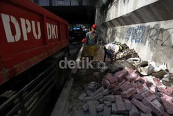 Ingin Trotoar Jakarta Nyaman, Jokowi Diminta Jangan Tindak PKL Saja