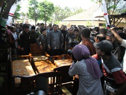 Cerita SBY dan Doraemon di Pusat Mebel Pasuruan 