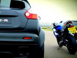 Nissan Juke R Vs Suzuki GSX-R1000, Siapa Menang?