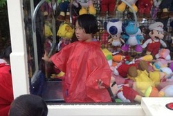 Ingin Ambil Boneka, Anak Ini Malah Terjebak di Dalam Mesin Mainan