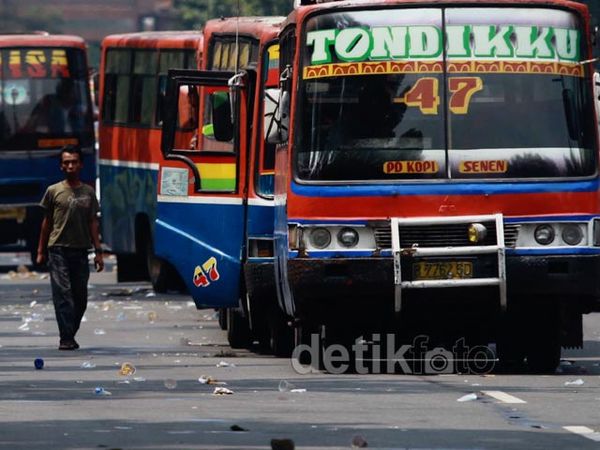 Ratusan Sopir Metro Mini Demo Balai Kota