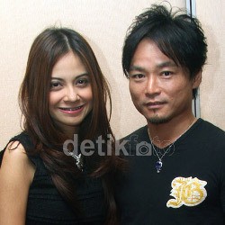 Kisah Cinta Tiwi dan Shogo, dari Karaoke ke Pelaminan