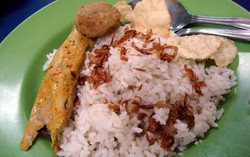 Rumah Makan Bang Muri: Nasi Uduk dan Lontong Sayur Asli Betawi