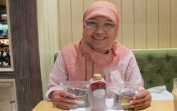 Reno Andam Memasak Rendang dengan Kayu Bakar Layaknya di Kampuang