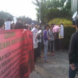 Kepung Kantor Gita Wirjawan, Ini Komentar Ibu-ibu Pendemo