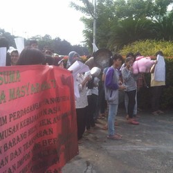 Selain Bawa Panci, Ibu-ibu Juga Lempar Telur Busuk ke Kantor Gita Wirjawan