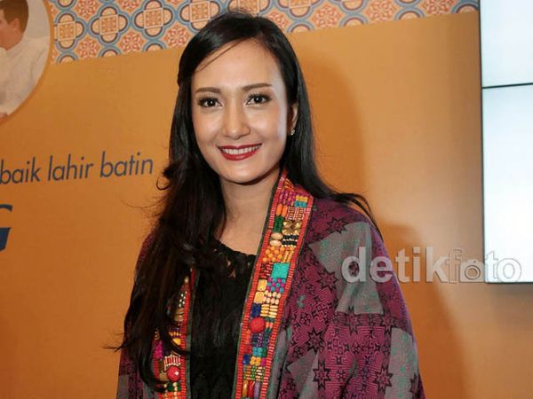 Senyuman Artika Sari Devi